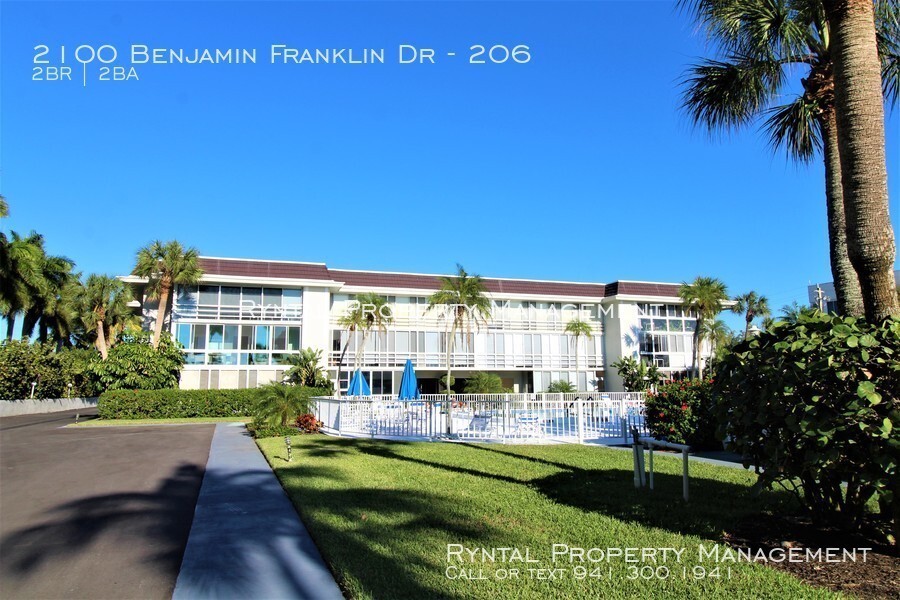 Primary Photo - Beach-style living awaits you on Lido Key!!