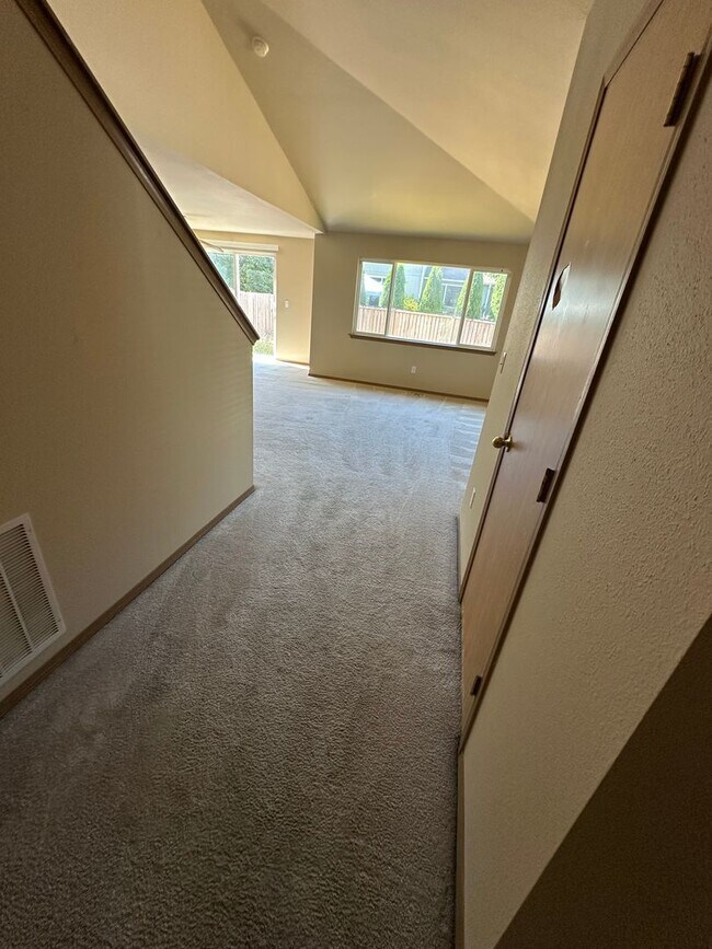 Building Photo - 3 Bedroom 2 Bath Home 2 Car Garage