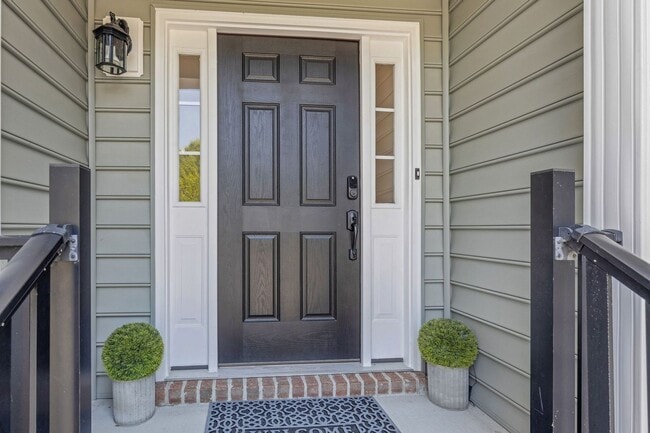 Building Photo - Stunning 3BR/3.5BA Townhome | 2,300+ Sq Ft...