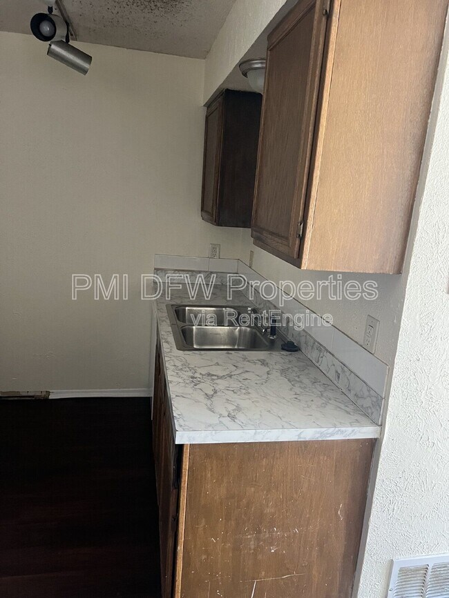 Foto del edificio - 1510 Cherrycrest Ln