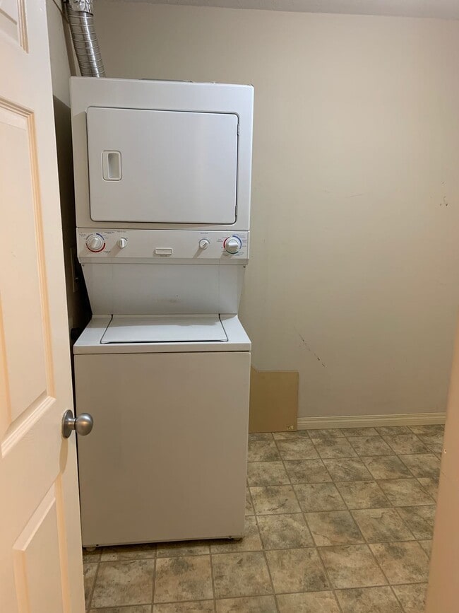 Building Photo - 2 Bed 2 Bath Unit in Fort Mcmurray, AB