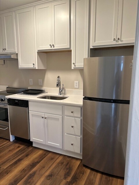 Kitchen - 825 Daniels St