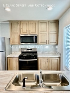 Building Photo - Modern 3 Bed 2 Bath For Rent!
