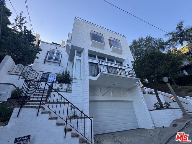 Building Photo - 1713 Queens Ct