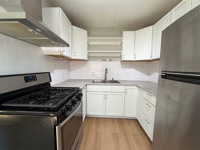 Foto del edificio - Charming 2 Bed / 1 Bath – Newly Remodeled with Bonus Space!