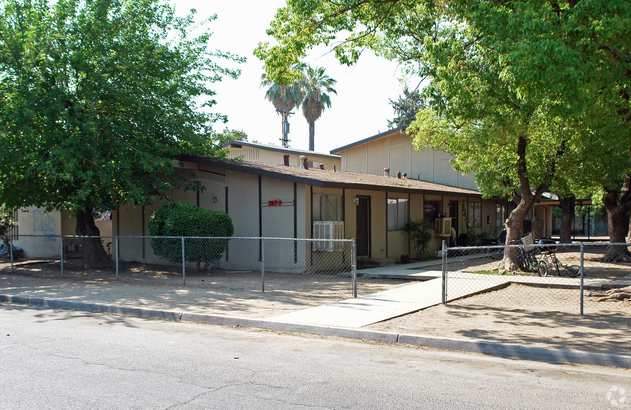 Building Photo - 3652 E Clay Ave