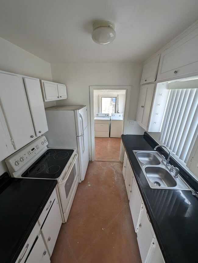 Building Photo - 3431 N Mountain Ave