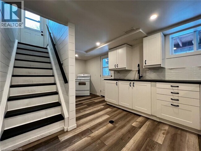 Building Photo - 351 Briarhill Ave
