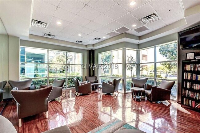 Foto del edificio - Gorgeous Mid Rise Unit For Lease !!