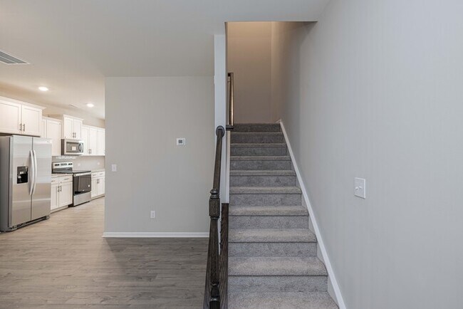 Foto del edificio - BEAUTIFUL 3BD/2.5BTH Townhome - MALLARD CREEK- MOVE IN READY