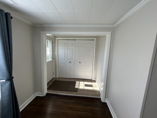 Building Photo - 827 N Cedar Lake Rd
