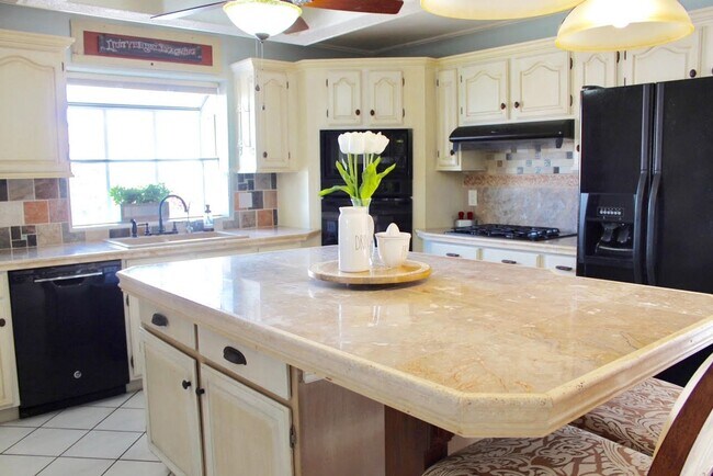 Building Photo - Beautiful Furnished Winter Rental! Avail W...