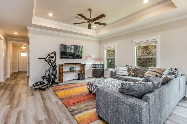 Foto del edificio - 4-Bed Home with Granite Countertops at 742...