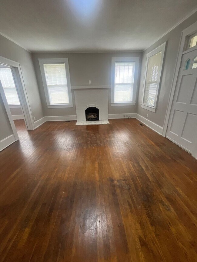 Building Photo - 3 Bedrooms