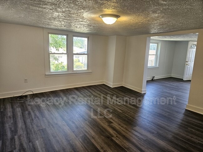 Building Photo - 533 W Shawnee Ave