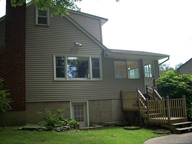 Building Photo - 230 Warn Ave