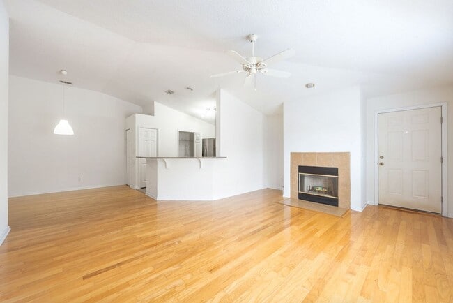 Building Photo - Jax Beach Condo Close to Everything