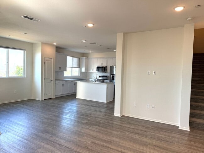 Foto del edificio - Gorgeous bright 3 bedroom 2.5 bath townhome