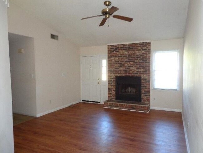 Building Photo - Nice 3 Bedroom Home in Deerfield-120 Hunti...