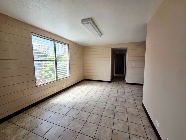 Photo - McCully/Moiliili - Near UH, Waikiki, Shopping & Restaurants Apartment