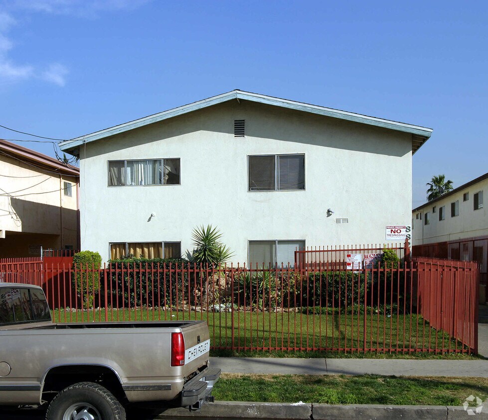 Foto del edificio - 8820 Tobias Ave