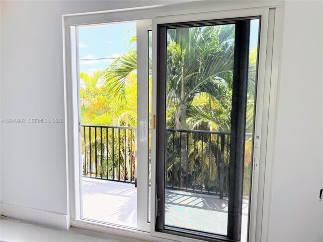 Foto del edificio - 7325 Byron Ave