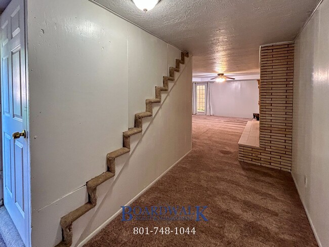 Foto del edificio - Spacious 3-Bed Basement Apartment in Sandy