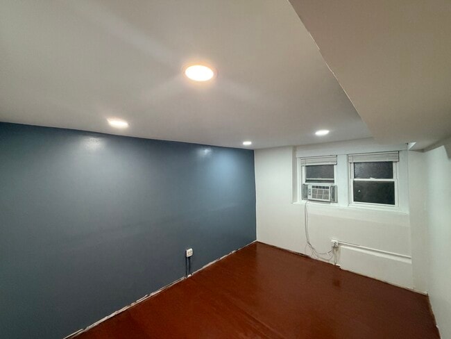 Building Photo - 1645 W Beach Ave