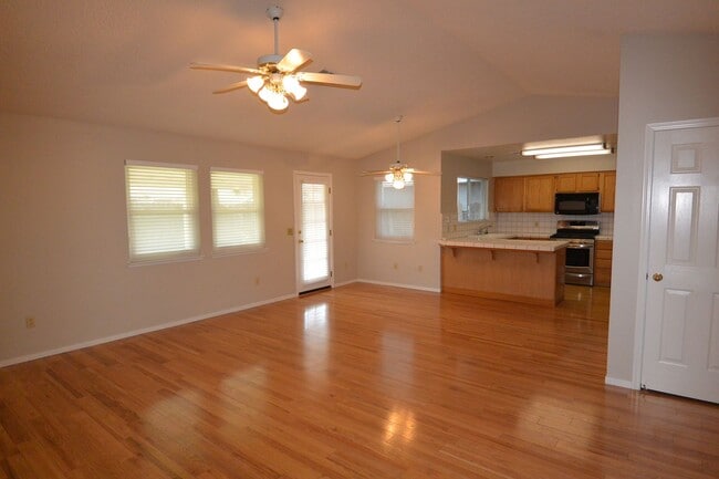 Building Photo - 3 bedroom 2 bathroom in the El Diamante sc...