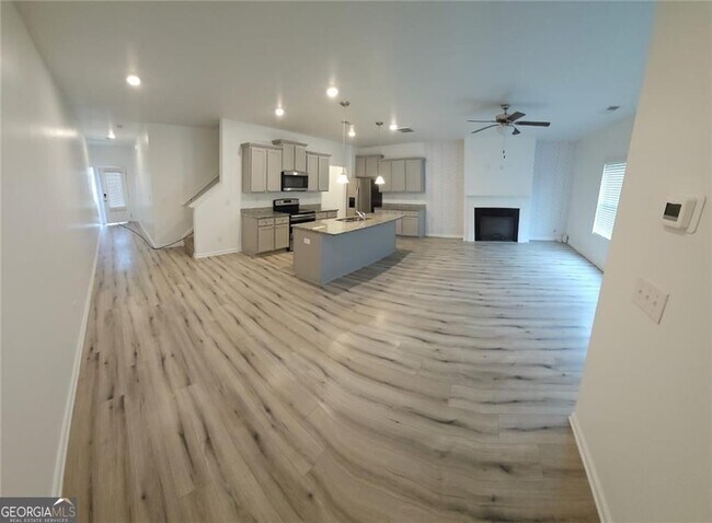 Foto del edificio - 7490 Knoll Hollow Rd