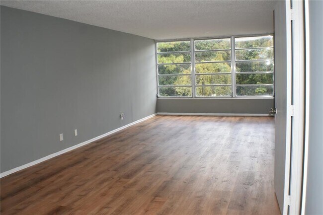 Building Photo - 9450 Live Oak Pl