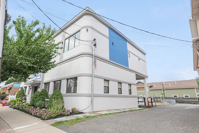 Building Photo - 12-35 River Rd
