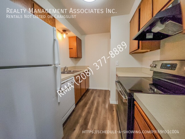 Building Photo - Recently Updated 2-Bedroom Duplex