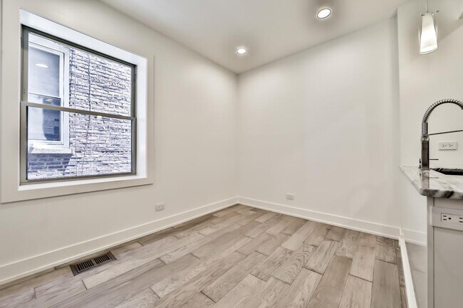 Foto del edificio - 4 bedroom in Chicago IL 60651