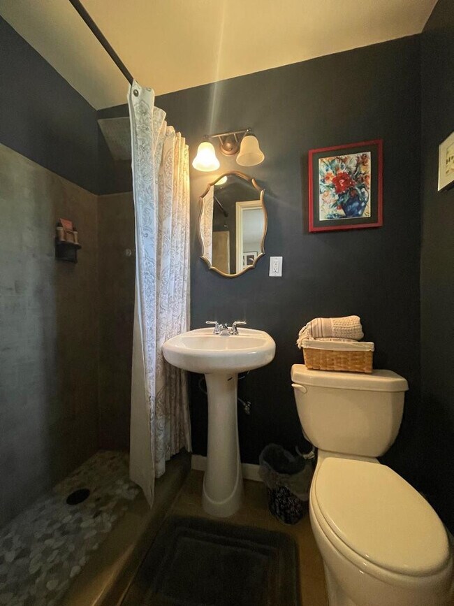 Foto del edificio - 843 E Butler Dr