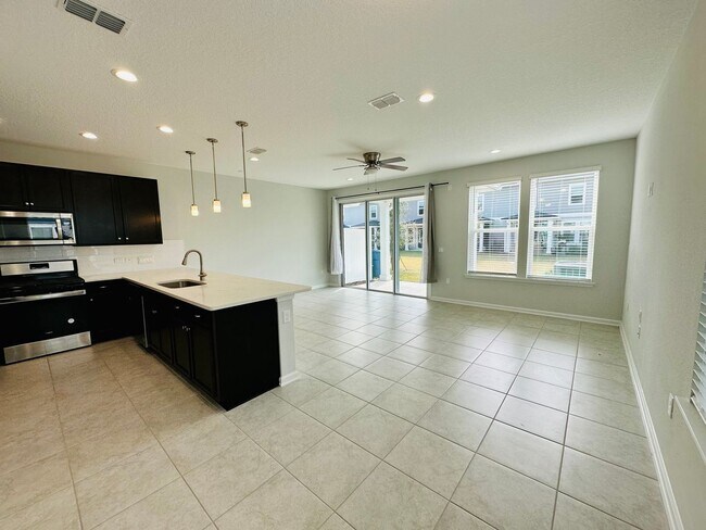 Foto del edificio - Spacious End Unit with Garage & Loft. Community features High End Amenities!