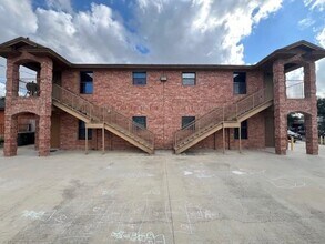 Building Photo - 902 Laredo St