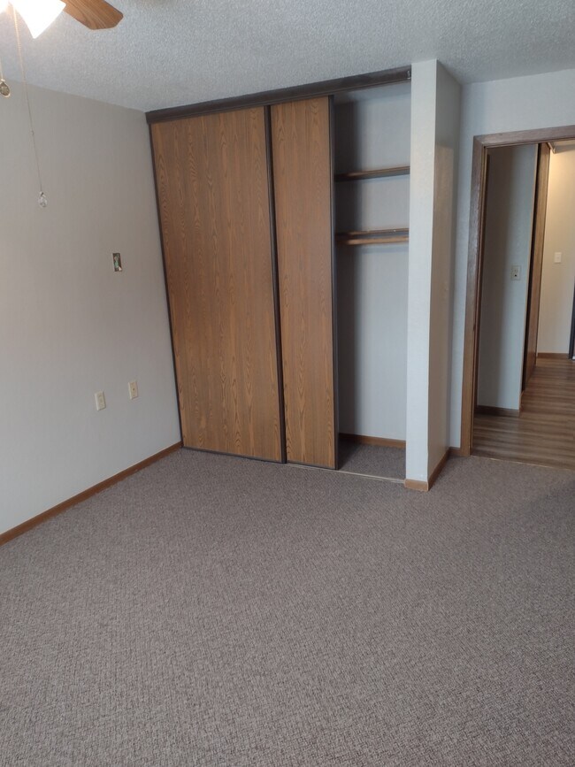 Dormitorio - 102 W Lincoln St