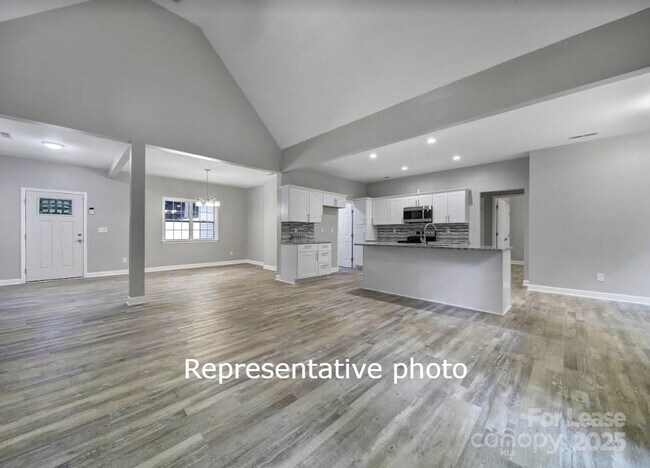 Building Photo - 595 Foxwood Dr SE