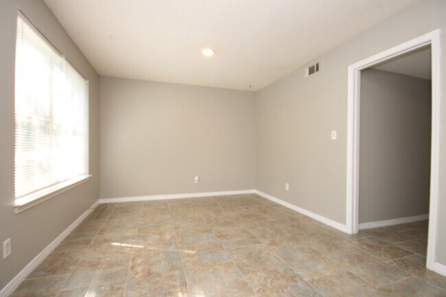 Foto del edificio - Southwest Pensacola Townhome Near NAS Pensacola with Granite Kitchen & Privacy-Fenced Patio