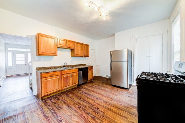 Building Photo - AVAILABLE JUNE- Updated 2 Bedroom With Tal...