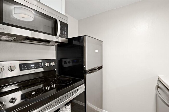 Building Photo - 404 W 35th St