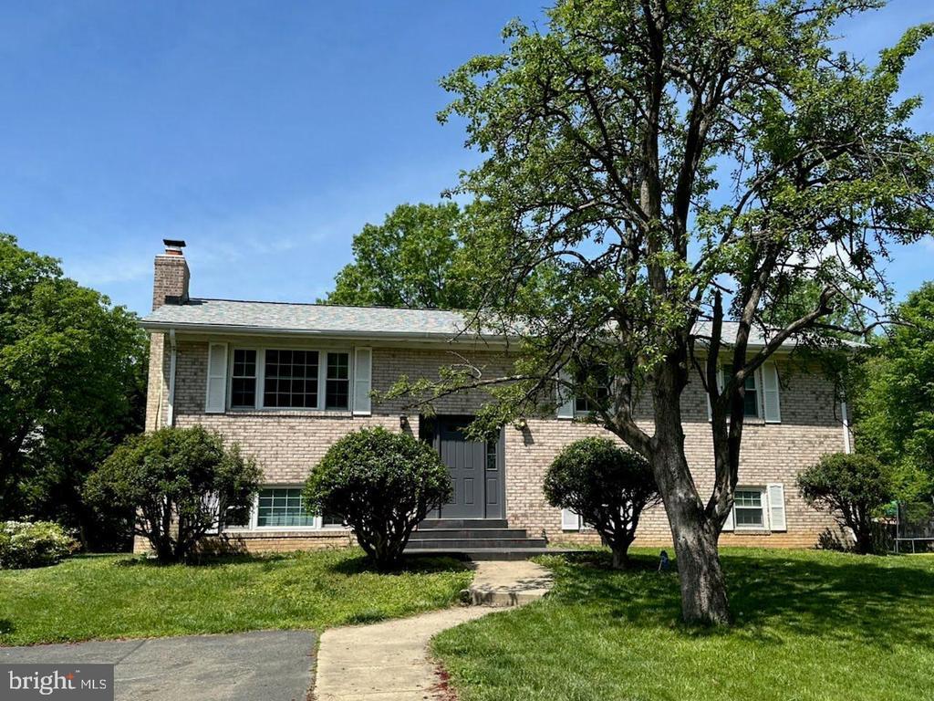 Foto principal - 7209 Popkins Farm Rd