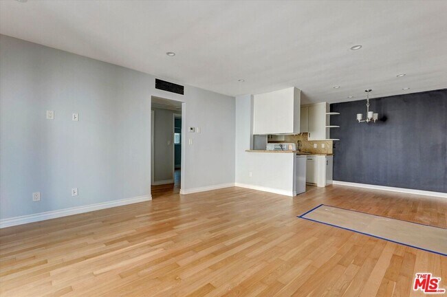 Foto del edificio - 5726 Woodman Ave