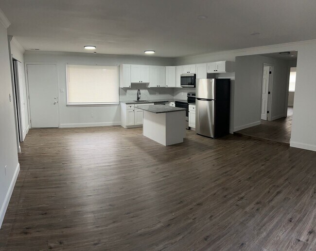 Building Photo - Beautiful remodeled large 6 bed 2 bath ran...