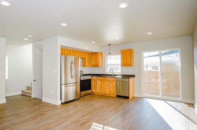 Building Photo - 922 N Garfield Ave