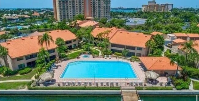 Foto del edificio - 4790 Brittany Dr S