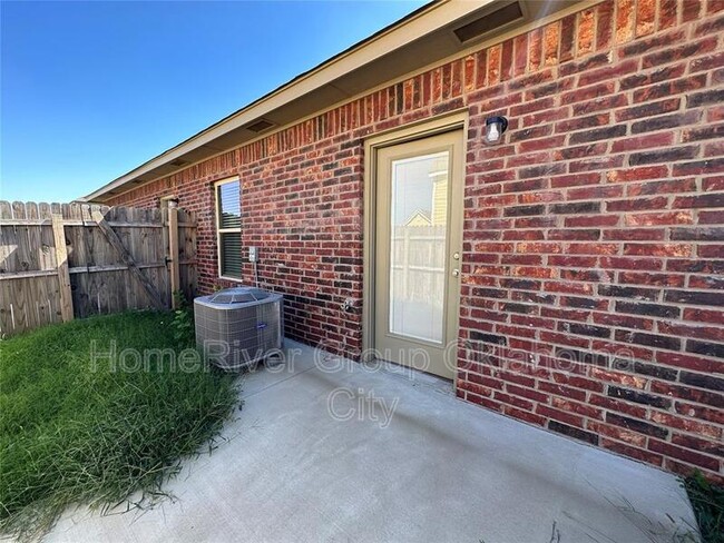 Building Photo - 923 SW 92nd St