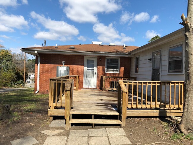 Building Photo - Classic 3 BR Brick House close to I-85 and...