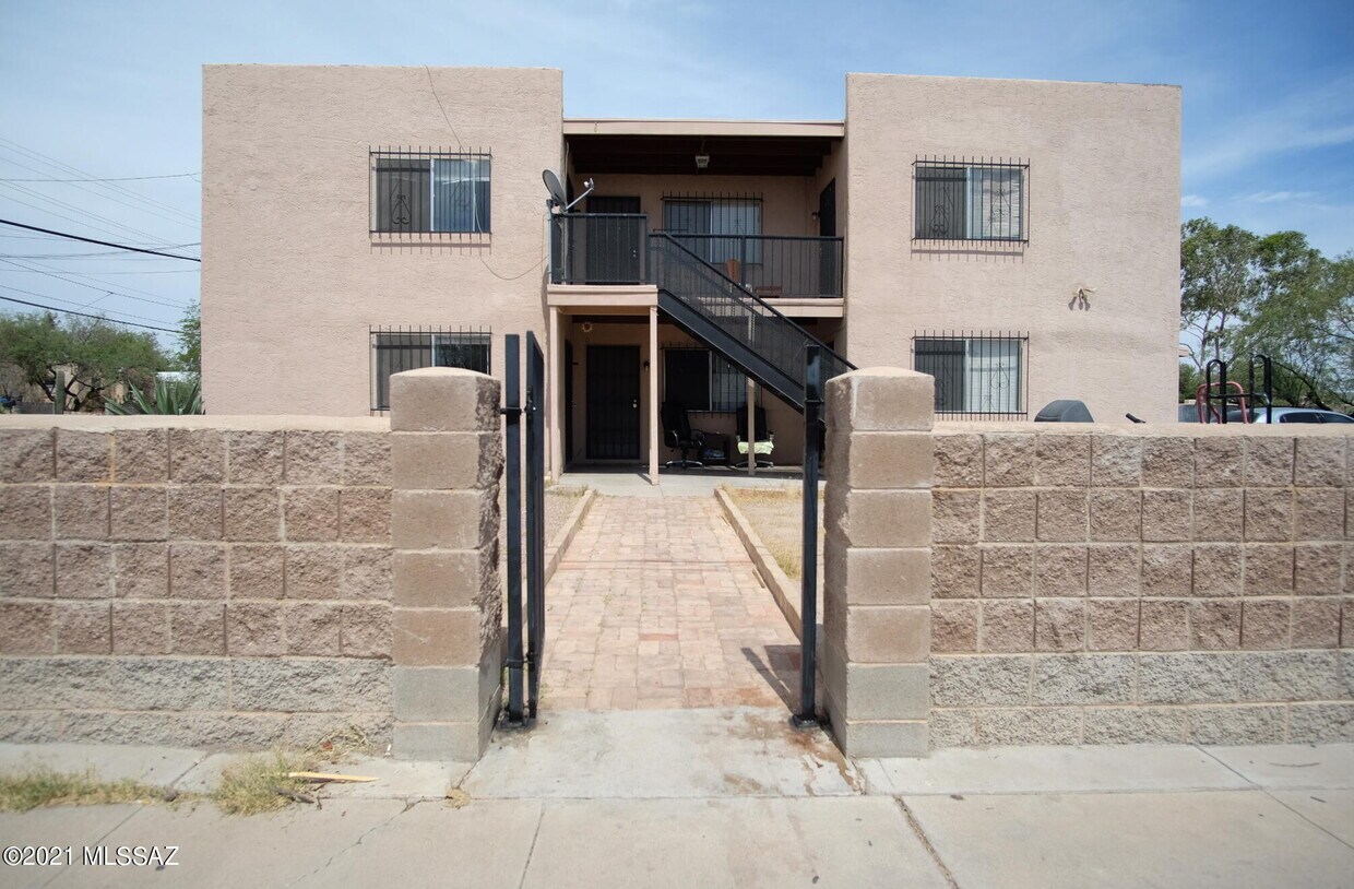 Primary Photo - 2468 N Balboa Ave